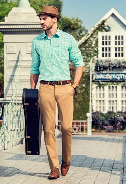 Try the summer look and pair pastels with khaki trousers. (Arrow) Try the summer look and pair pastels with khaki trousers. (Arrow)