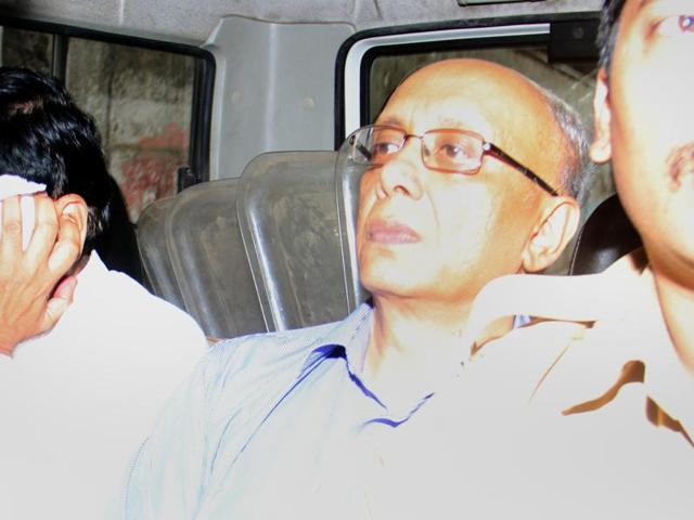 Dr Sujit Chatterjee (left), CEO of Dr LH Hiranandani Hospital, was produced in the Andheri court on Wednesday. (Pramod Thakur/HT) Dr Sujit Chatterjee (left), CEO of Dr LH Hiranandani Hospital, was produced in the Andheri court on Wednesday. (Pramod Thakur/HT)