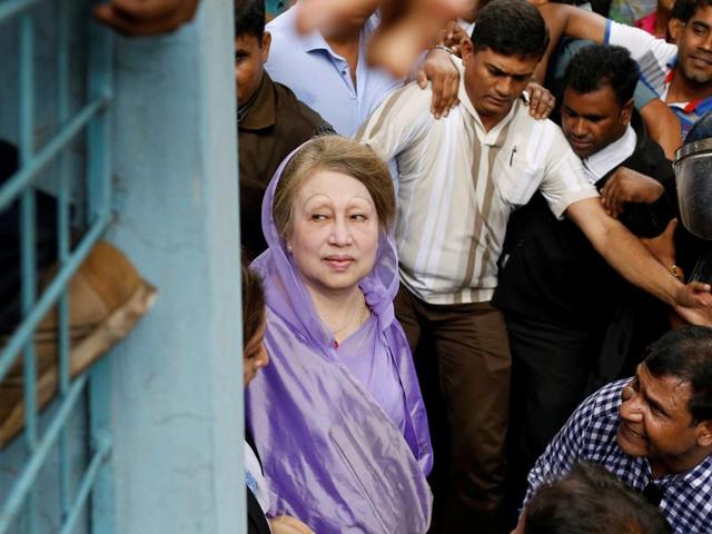 Former prime minister and Bangladesh Nationalist Party leader Khaleda Zia (centre) is mobbed by journalists and supporters as she arrives for a court hearing in Dhaka on Wednesday. (AP) Former prime minister and Bangladesh Nationalist Party leader Khaleda Zia (centre) is mobbed by journalists and supporters as she arrives for a court hearing in Dhaka on Wednesday. (AP)