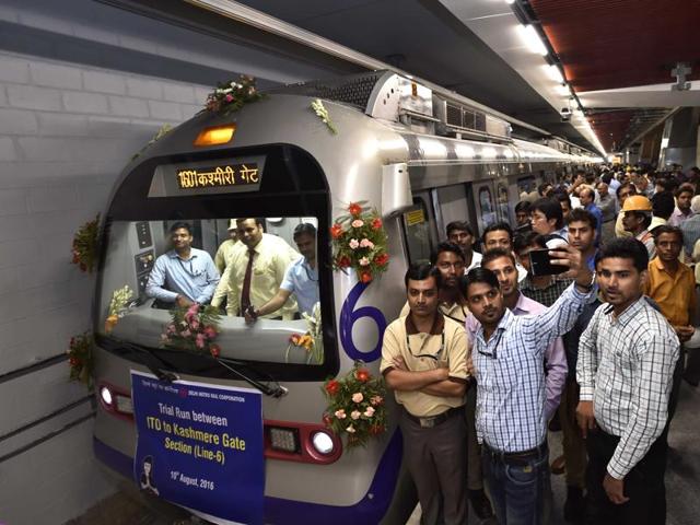 A Delhi Metro train arrives at the Delhi Gate Metro station during its trial run between ITO and Kashmere Gate on Wednesday.(Ajay Aggarwal/Hindustan Times)