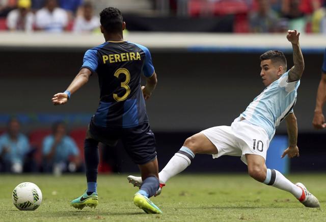 Marcela Pereira, left, of Honduras defends against Angel Correa of Argentina. (REUTERS) Marcela Pereira, left, of Honduras defends against Angel Correa of Argentina. (REUTERS)