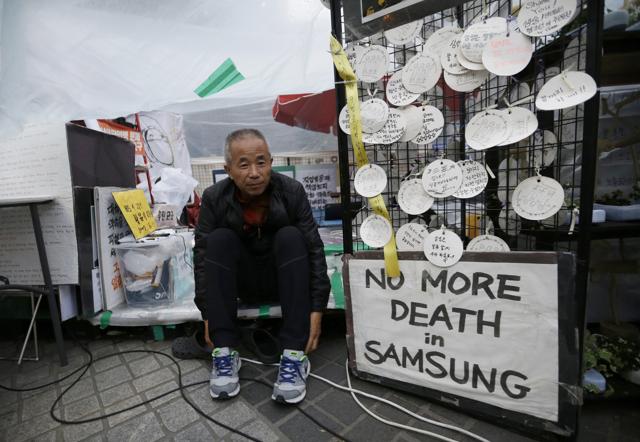 Hwang Sang-gi’s daughter went to work bathing silicon wafers in chemicals at a Samsung factory that makes computer chips for laptops and other devices. Four years later, she died of leukemia. (AP Photo) Hwang Sang-gi’s daughter went to work bathing silicon wafers in chemicals at a Samsung factory that makes computer chips for laptops and other devices. Four years later, she died of leukemia. (AP Photo)