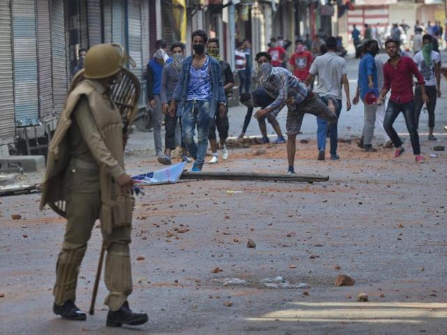 If Prime Minister Narendra Modi and chief minister Mehbooba Mufti are serious about attending to a problem that has been festering for decades, they will have to engage directly with the youth.(AFP file photo)