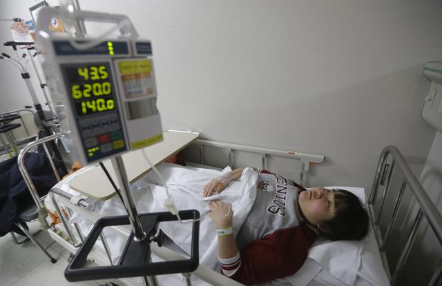Kim Mi-seon, former Samsung display factory worker who lost sight in 2014 since diagnosed with multiple sclerosis, lies on a hospital bed in Seoul, South Korea. (AP Photo) Kim Mi-seon, former Samsung display factory worker who lost sight in 2014 since diagnosed with multiple sclerosis, lies on a hospital bed in Seoul, South Korea. (AP Photo)