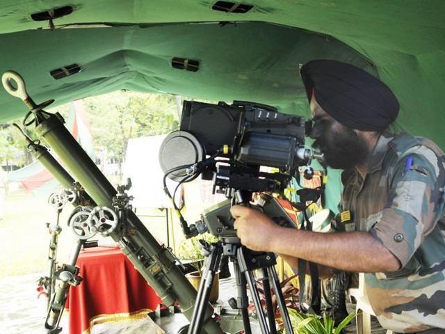 An army jawan is looking through a Thermal Imaging Integrated Observation Equipment during an exhibition in Kolkata. (Subhendu Ghosh/HT Photo) An army jawan is looking through a Thermal Imaging Integrated Observation Equipment during an exhibition in Kolkata. (Subhendu Ghosh/HT Photo)