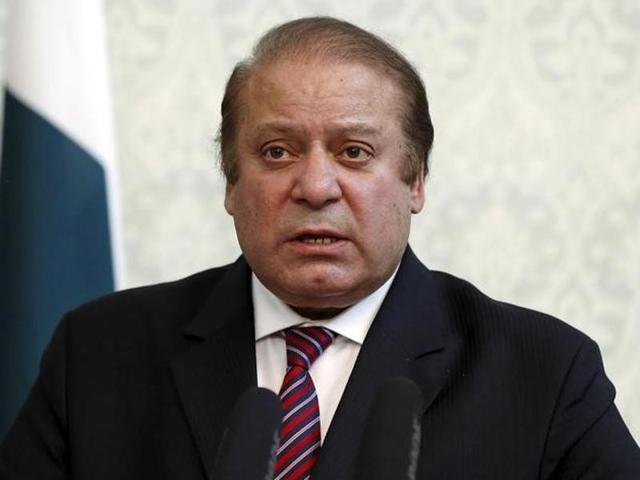 Pakistan's Prime Minister Nawaz Sharif, accompanied by Pakistani army chief general Raheel Sharif, talks to a survivor of a bombing at a hospital in Quetta, Pakistan on August 8, 2016.(AP Photo)