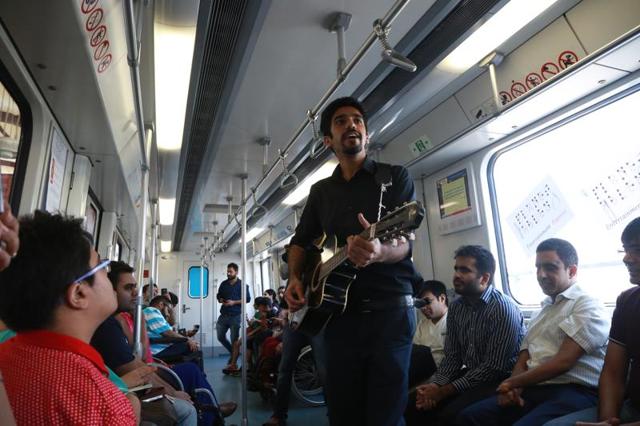Singer Mudit Sharma hums old Hindi classics much to the delight of the passengers. (Amal KS/HT)