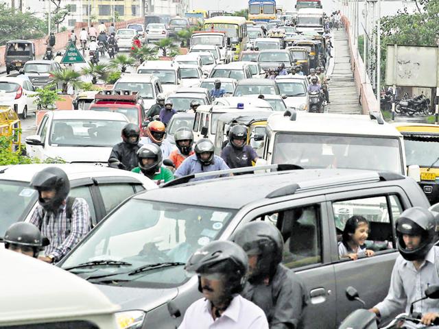 Rain triggers traffic congestion over Bais Godaam overbridge in Jaipur on Wednesday. (HT Photo) Rain triggers traffic congestion over Bais Godaam overbridge in Jaipur on Wednesday. (HT Photo)