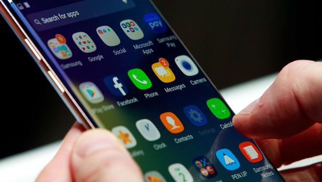 A man holds a Samsung Galaxy Note 7 during a launch event at the Hammerstein Ballroom, August 2, 2016 in New York City.(AP)