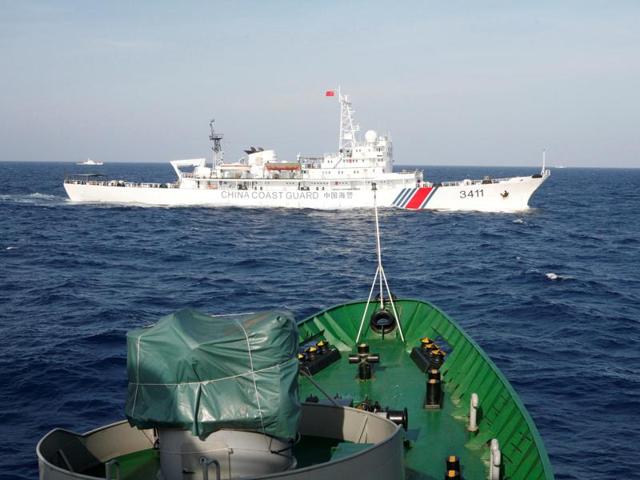 A ship (top) of the Chinese Coast Guard is seen near a ship of the Vietnam Marine Guard in the South China Sea, about 210km (130 miles) off shore of Vietnam. (Reuters File Photo) A ship (top) of the Chinese Coast Guard is seen near a ship of the Vietnam Marine Guard in the South China Sea, about 210km (130 miles) off shore of Vietnam. (Reuters File Photo)