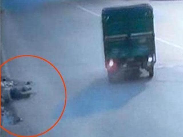 The tempo that hit a man on the road in western Delhi’s Subhash Nagar drives off, leaving the victim on the road. The victim bled to death from his injuries. (CCTV grab) The tempo that hit a man on the road in western Delhi’s Subhash Nagar drives off, leaving the victim on the road. The victim bled to death from his injuries. (CCTV grab)