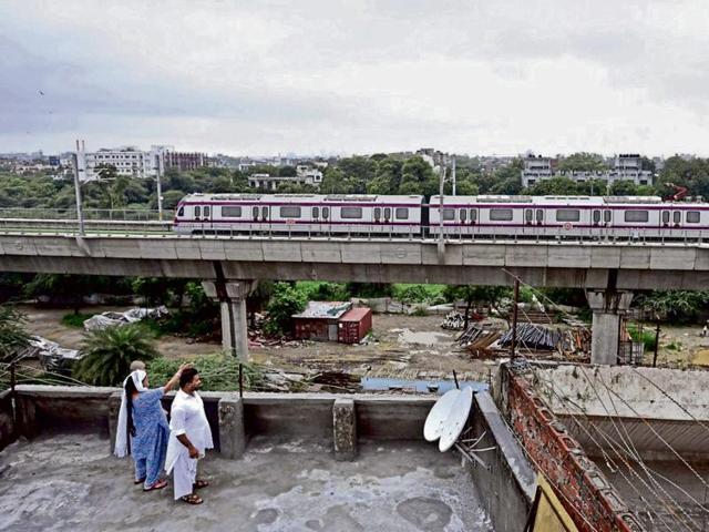 The Delhi Metro Rail Corporation (DMRC) said on Thursday that work on the 3.5-km Kalindi Kunj to Botanic Garden Metro link is almost complete and its trial is expected to begin by mid-October.(HT Photo)