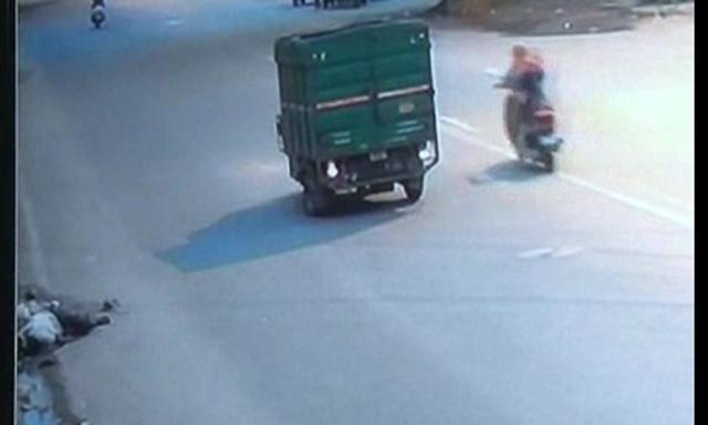The victim was robbed while he was lying in a pool of blood after being hit by a tempo. (CCTV grab) The victim was robbed while he was lying in a pool of blood after being hit by a tempo. (CCTV grab)