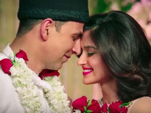 Akshay Kumar and Ileana D’Cruz will be seen in Rustom this week. (YouTube)