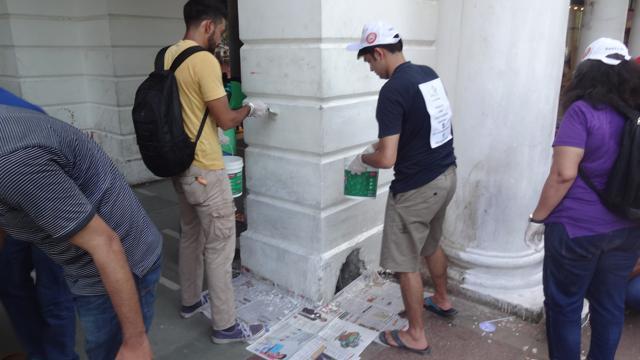 Volunteers cleaning and painting the walls in Connaught Place. Volunteers cleaning and painting the walls in Connaught Place.