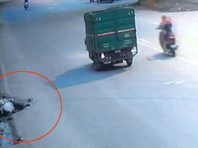 The tempo that hit a man on the road in western Delhi’s Subhash Nagar drives off, leaving the victim on the road. The victim bled to death from his injuries.(CCTV grab) The tempo that hit a man on the road in western Delhi’s Subhash Nagar drives off, leaving the victim on the road. The victim bled to death from his injuries.(CCTV grab)