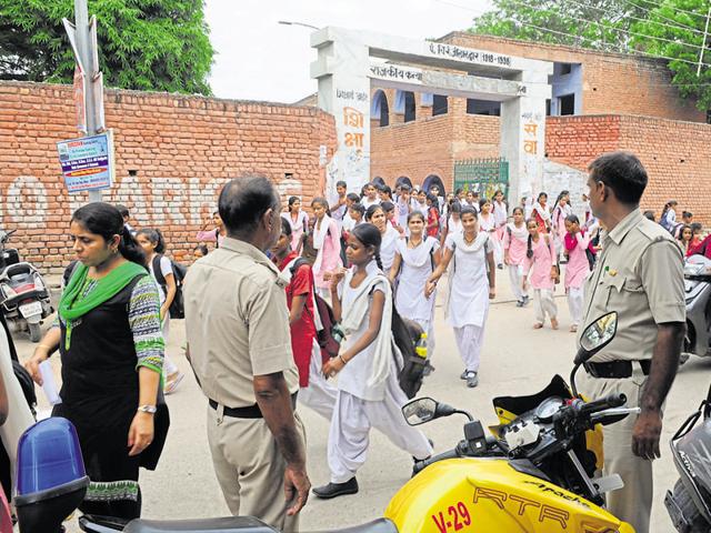 Students said men ogle at them and pass lewd comments while on their way to school and back. Two police personnel have been deployed at the entrance after complaints. (Parveen Kumar/HT Photo) Students said men ogle at them and pass lewd comments while on their way to school and back. Two police personnel have been deployed at the entrance after complaints. (Parveen Kumar/HT Photo)