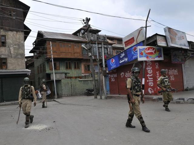 Paramilitary soldiers stands guard during curfew in downtown Srinagar on August 11, 2016. Close to 60 people have been killed and thousands injured during the past month following protests over the killing of Hizbul Mujahideen commander, Burhan Wani. (Waseem Andrabi/HT Photo) Paramilitary soldiers stands guard during curfew in downtown Srinagar on August 11, 2016. Close to 60 people have been killed and thousands injured during the past month following protests over the killing of Hizbul Mujahideen commander, Burhan Wani. (Waseem Andrabi/HT Photo)
