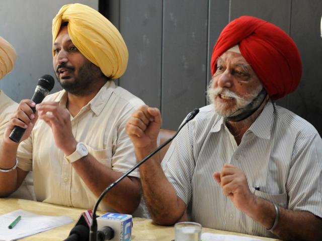 AAP volunteers DS Grewal (right) and Amandeep Singh Bains address the media in Chandigarh on Thursday.(Anil Dayal/HT Photo)