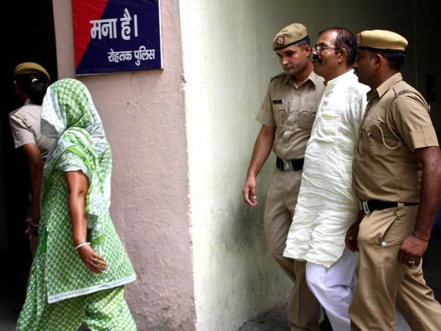 Accused Narender, his wife Rita and son Sunny outside a court in Rohtak on Wednesday. (Manoj Dhaka/HT Photo) Accused Narender, his wife Rita and son Sunny outside a court in Rohtak on Wednesday. (Manoj Dhaka/HT Photo)