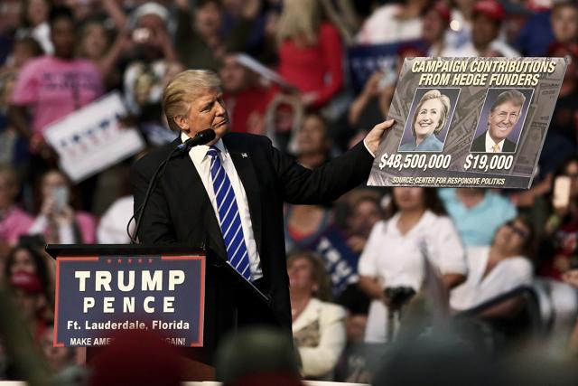 Trump holds up a sign about campaign contributions during his speech at the BB&T Center in Sunrise, Florida, Aug. 10, 2016. (NYT) Trump holds up a sign about campaign contributions during his speech at the BB&T Center in Sunrise, Florida, Aug. 10, 2016. (NYT)