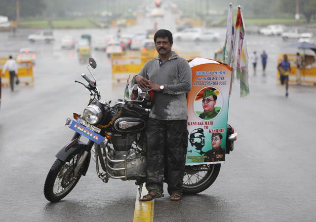 Gopalakrishnan Nair is on a mission. He is riding solo from Kanyakumari to Kashmir to educate people about Subhash Chandra Bose’s role in Indian independence.(Sanchit Khanna/HT PHOTO) Gopalakrishnan Nair is on a mission. He is riding solo from Kanyakumari to Kashmir to educate people about Subhash Chandra Bose’s role in Indian independence.(Sanchit Khanna/HT PHOTO)
