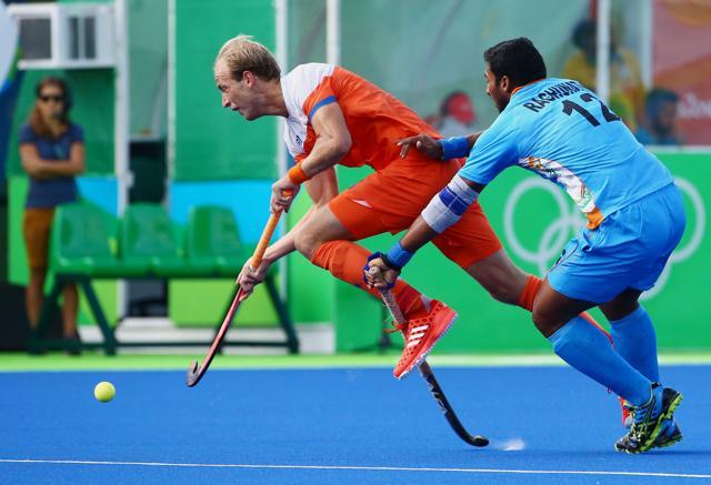 Billy Bakker of Netherlands (L) competes with Raghunath Vokkaliga (IND) of India. (REUTERS) Billy Bakker of Netherlands (L) competes with Raghunath Vokkaliga (IND) of India. (REUTERS)