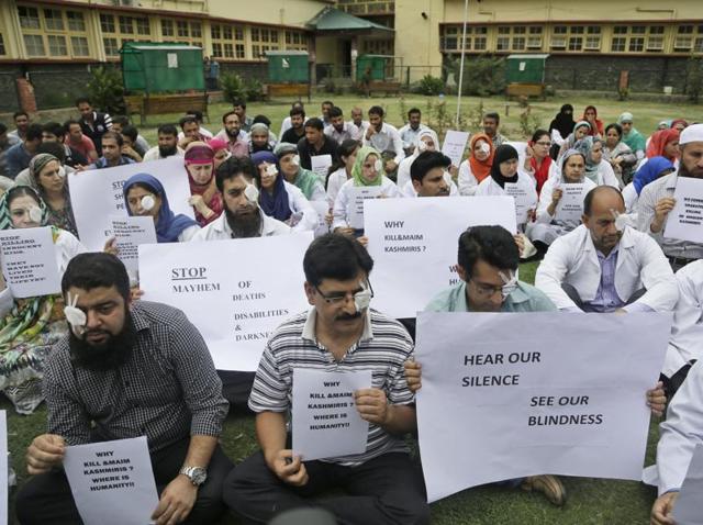 Kashmiri doctors and medical workers wear bandages on their eyes as a mark of protest against the use of pellet guns in Srinagar.(AP Photo)