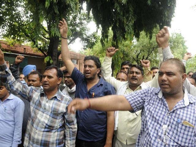Haryana State Electricity Board Workers’ Union also staged a protest over the issue on Thursday. Officials said police acted on the incidence of electricity theft and assault, but left out the complaint against MLA’s brother Hitesh. (Abhinav Saha/HT) Haryana State Electricity Board Workers’ Union also staged a protest over the issue on Thursday. Officials said police acted on the incidence of electricity theft and assault, but left out the complaint against MLA’s brother Hitesh. (Abhinav Saha/HT)