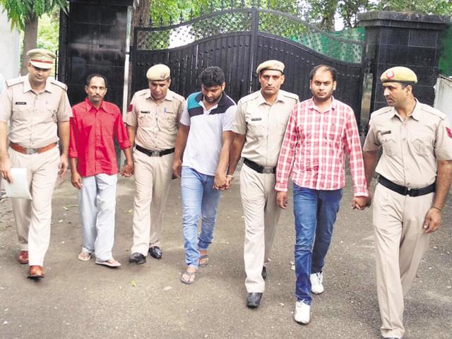 Surjeet Kataria (second from left) was arrested with his aides Devendra and Gaurav on Wednesday. (HT Photo) Surjeet Kataria (second from left) was arrested with his aides Devendra and Gaurav on Wednesday. (HT Photo)