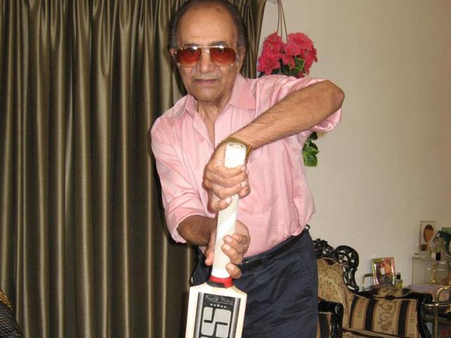 Picking up an Indian-made SS bat from a corner of his drawing room, Hanif Mohd showed us how to play the forward defensive shot. (HT Photo) Picking up an Indian-made SS bat from a corner of his drawing room, Hanif Mohd showed us how to play the forward defensive shot. (HT Photo)