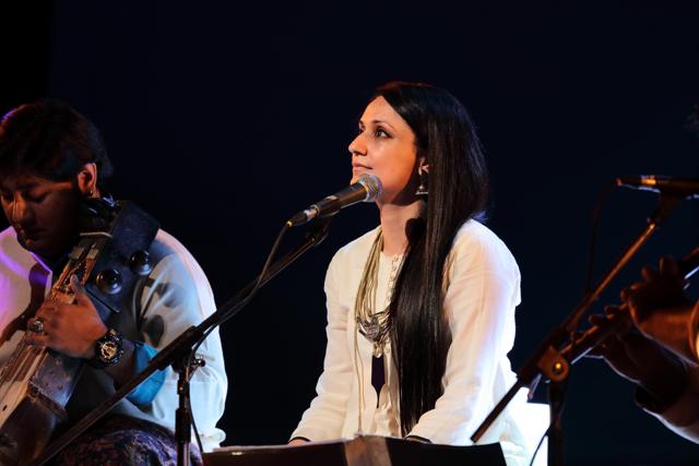 Singer-composer Sonam Kalra in concert.(Photo courtesy Sonam Kalra. Photo by Inni Singh)