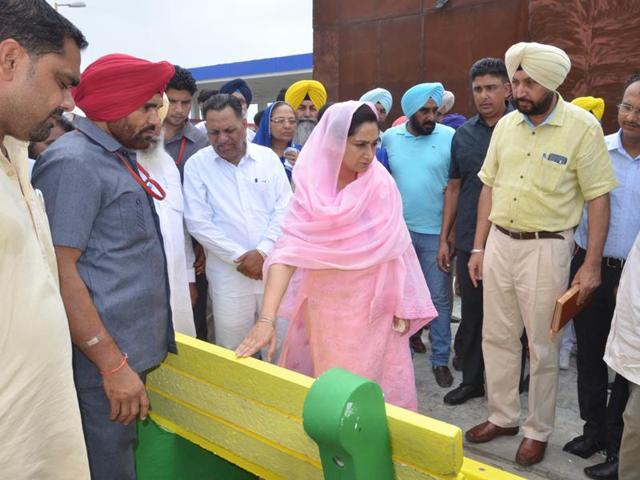 Bathinda MP Harsimrat Kaur Badal and ADC Harendra Sra (yellow turban) inspecting benches to be distributed in Mansa.(HT Photo)