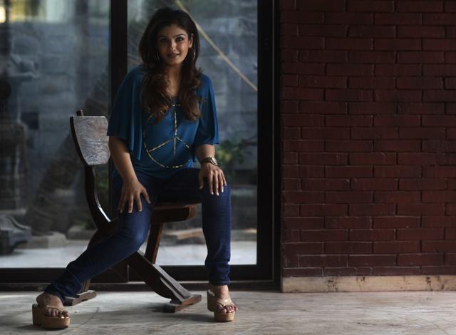 Actor Raveena Tandon loves the dialogues of Upkar. (Hindustan Times)