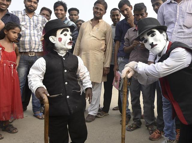Till some time ago, he had a turf war with another dwarf, Raju (on right), who was also posing in the same garb for photos with tourists. Raju eventually left and now, Monu is the sole Charlie Chaplin of India Gate. (Raj K Raj/HT PHOTO)