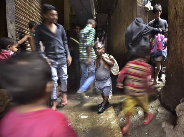Being ‘little’ comes with its own problems. Locals often pass remarks on Monu, calling him ‘bouna’ (or dwarf). But that doesn't deter him as he carries on with his journey towards his workplace, New Delhi's iconic India Gate. (Raj K Raj/HT PHOTO)