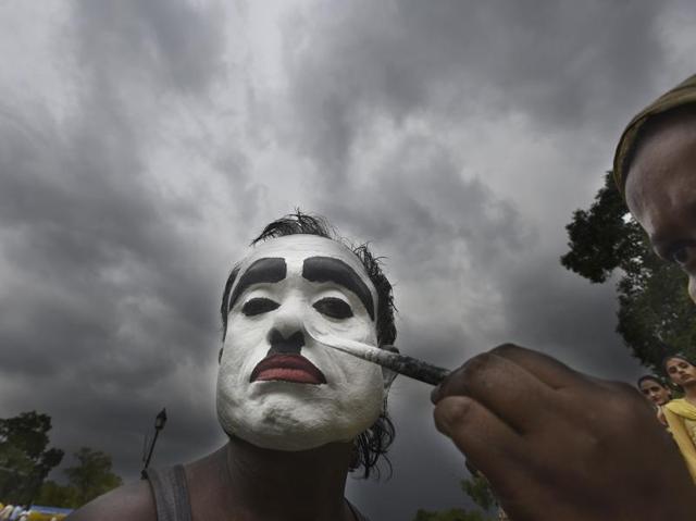 Monu’s daughter-in-law Lipy helps in the makeover, painting his face white and black. (Raj K Raj/HT PHOTO)