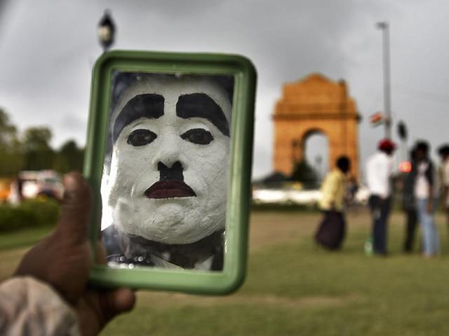 A final check to see if the look is almost complete. Along with clothes and make up, Monu also dons the borrowed personality of the all-time favourite comic actor. (Raj K Raj/HT PHOTO)