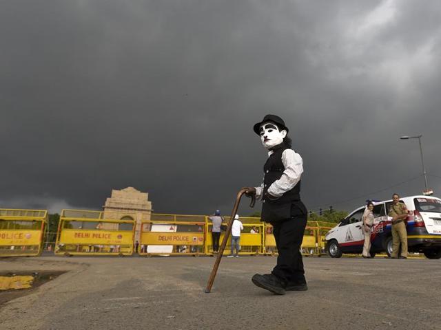 Bowler hat and cane in hand, 'Charlie Mama' now starts work, circling around the India Gate to work his charm on tourists. (Raj K Raj/HT PHOTO)