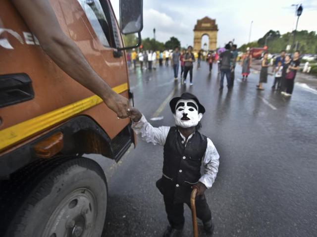 Monu has found support from the local municipality authorities and even the police. No one bothers him in his friendly avatar. (Raj K Raj/HT PHOTO)