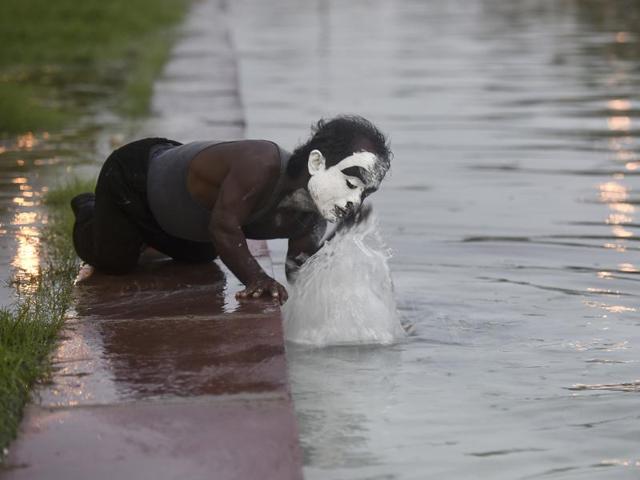 He washed off his make up at the fountain, going back to being Monu. (Raj K Raj/HT PHOTO)