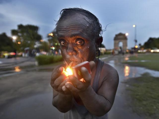 Monu hasn't travelled much in Delhi in his 25 years here. He considers it a waste of money. India Gate is where he always wants to live and call it home. (Raj K Raj/HT PHOTO)