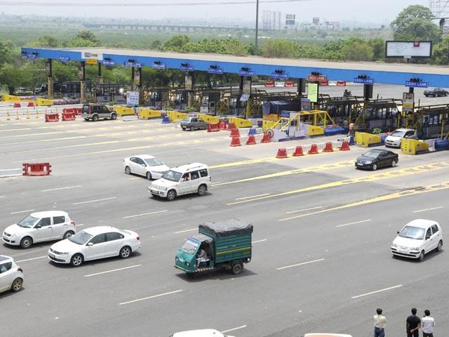 Residents and social organisations have been protesting against toll on the flyway for years.(Burhaan Kinu/HT File Photo)