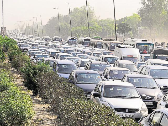 Heavy traffic jam at Delhi-Gurgaon expressway. Last December, the apex court had clamped the ban, a measures to clean up the Capital’s air that is among the worst in the world. (Parveen Kumar/HT File Photo) Heavy traffic jam at Delhi-Gurgaon expressway. Last December, the apex court had clamped the ban, a measures to clean up the Capital’s air that is among the worst in the world. (Parveen Kumar/HT File Photo)
