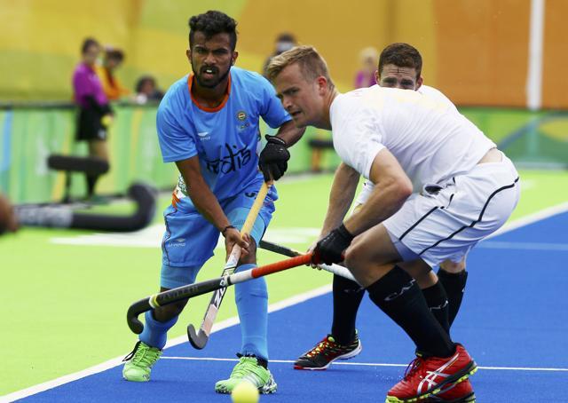 Chandanda Thimmaiah of India (L) competes with Gordon Johnston (CAN) of Canada. (REUTERS)