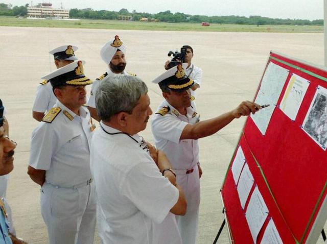 Navy personnel brief defence minister Manohar Parrikar about the search operations of missing IAF AN-32 aircraft at Naval Air Station, Arakkonam.(PTI) Navy personnel brief defence minister Manohar Parrikar about the search operations of missing IAF AN-32 aircraft at Naval Air Station, Arakkonam.(PTI)
