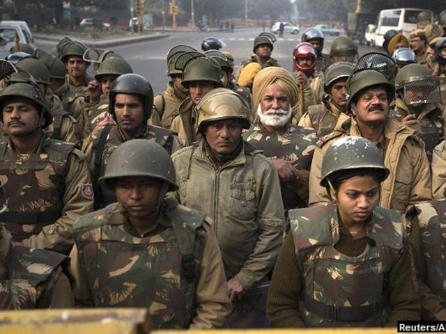 Women are less than 9% of the Delhi Police and 6.4% of the police force nationwide, according to 2015 BPRD data.(REUTERS) Women are less than 9% of the Delhi Police and 6.4% of the police force nationwide, according to 2015 BPRD data.(REUTERS)