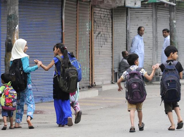 Kashmiri children return home after attending classes in Srinagar. (Waseem Andrabi / HT Photo)