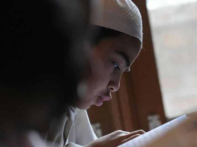 Although schools have not opened in Srinagar due to curfew, residents with the help of few volunteers, have started an informal school in a community centre to help compensate children for the loss in education. (Waseem Andrabi / HT Photo)