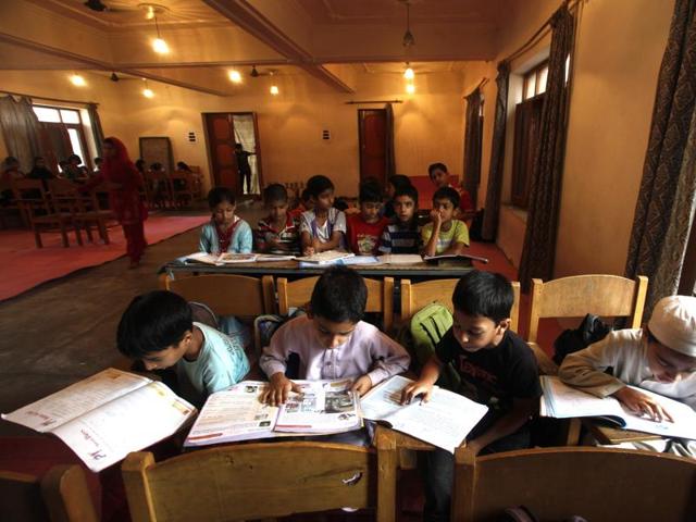 Like Kaw Mohalla, some areas in Srinagar and south Kashmir have also started such informal schools. Volunteer Sumaira Farooq said the initiative was their way of contributing to the “cause”. (Waseem Andrabi / HT Photo)